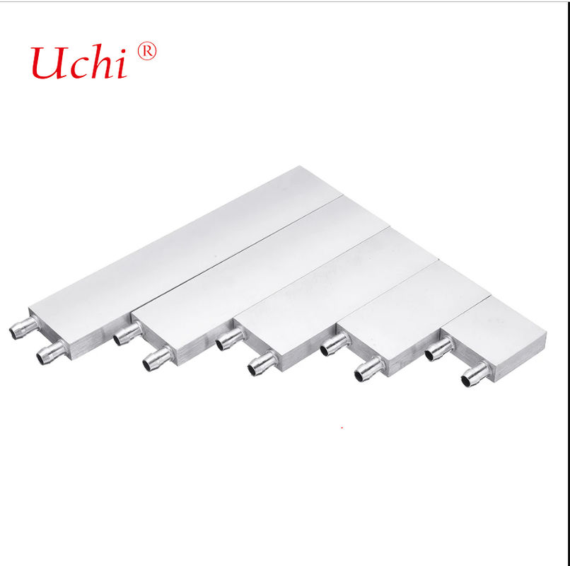 Een vloeistof waterkoeler radiatorsysteem met een zilveren warmteabsorberende kop vloeistofgekoelde heatsink